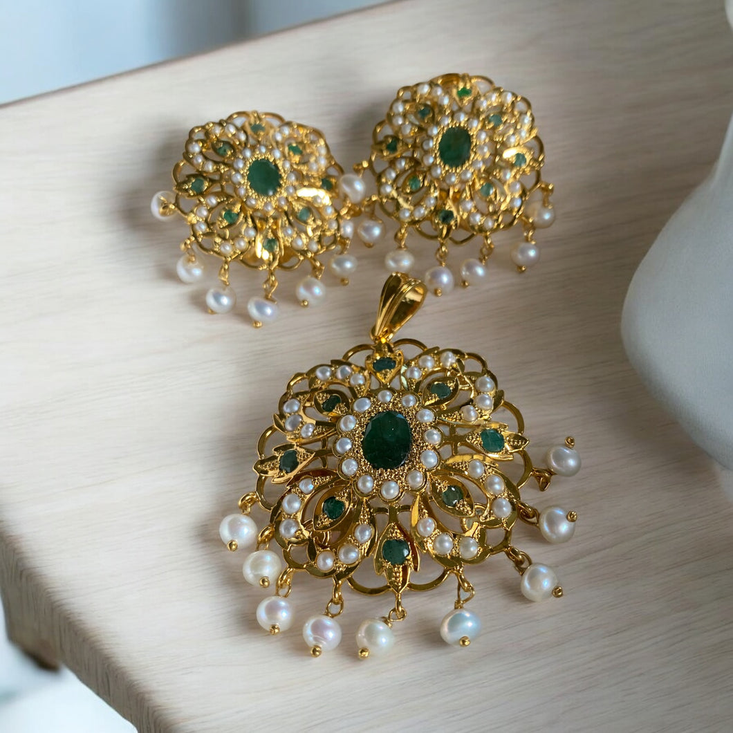 Green stone and pearl earrings and pendant set. طقم أقراط وقلادة من الحجر الأخضر واللؤلؤ.