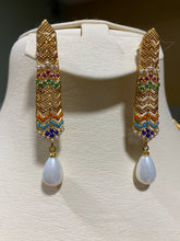 Load image into Gallery viewer, Necklace and earrings set.
