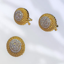Load image into Gallery viewer, Gold and silver color ; earrings and pendant. ( no chain). اللون الذهبي والفضي؛ أقراط وقلادة. (بدون سلسلة).
