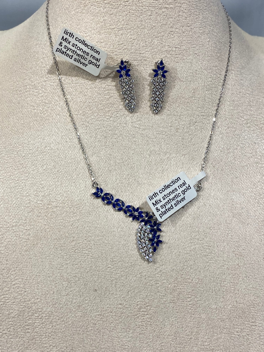 Blue zircon and silver necklace and earring. قلادة وأقراط من الزركون الأزرق والفضة.