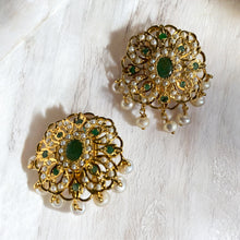 Load image into Gallery viewer, Green stone and pearl earrings and pendant set. طقم أقراط وقلادة من الحجر الأخضر واللؤلؤ.
