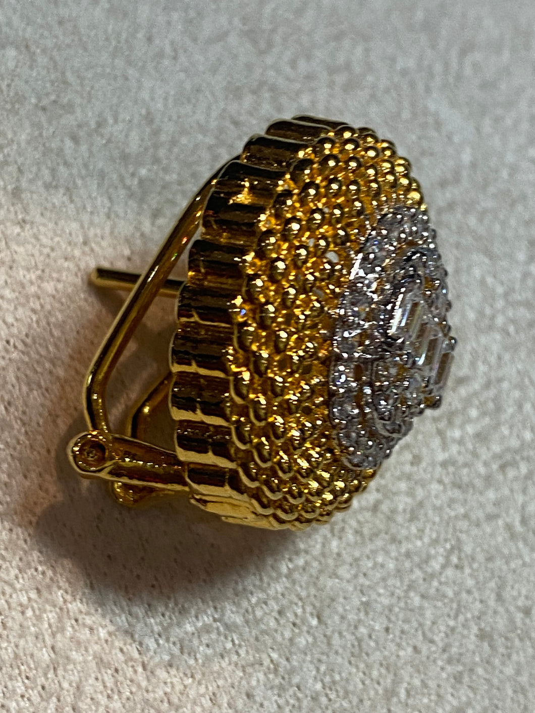 Gold and silver color ; earrings and pendant. ( no chain). اللون الذهبي والفضي؛ أقراط وقلادة. (بدون سلسلة).